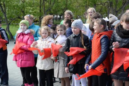 «Ярче гори, наш галстук пионерский!»: 450 новосибирских школьников вступили в ряды пионеров