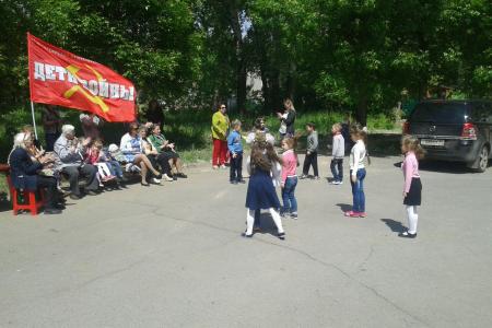 Дети войны города Волжского продолжают облагораживать свою аллею в городском парке