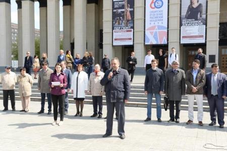 «Ярче гори, наш галстук пионерский!»: 450 новосибирских школьников вступили в ряды пионеров