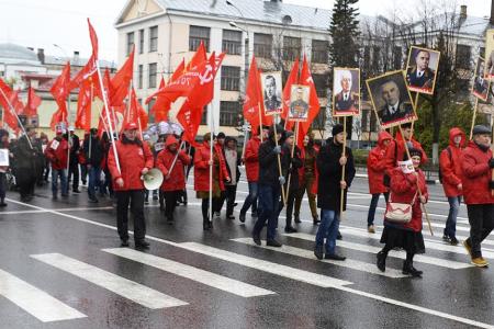Ивановские коммунисты провели День Победы под красными знаменами