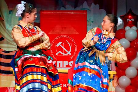 Золотое сердце Бурятии — 2017. Лидер коммунистов республики Вячеслав Мархаев приветствовал участников юбилейного концерта