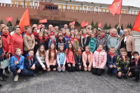 "Взвейтесь кострами синие ночи". Концерт в Колонном зале Дома Союзов, посвященный 95-летию пионерии