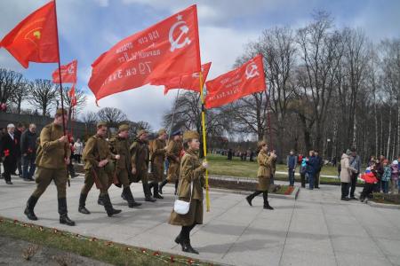 Ленинградские коммунисты организовали возложение венков и цветов на Пискарёвском кладбище