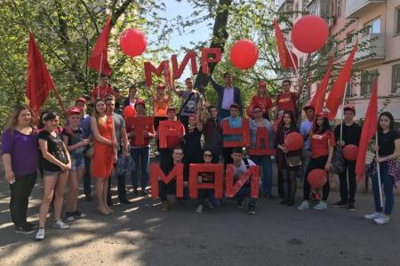 Комсомольцы Белгородской области устроили театрализованную первомайскую демонстрацию, ярко пройдя по центру города