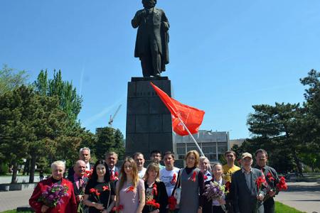 Ростовские коммунисты возложили цветы к памятнику Карлу Марксу в день его рождения