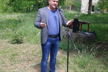 Дети войны города Волжского продолжают облагораживать свою аллею в городском парке