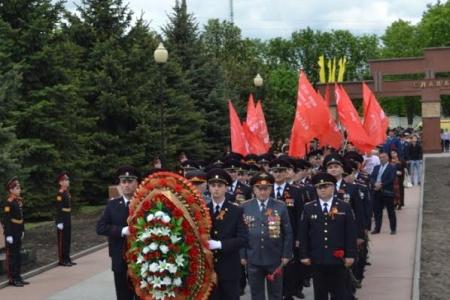 В канун Дня Победы во Владикавказе на Мемориале Славы прошла церемония возложения цветов и венков