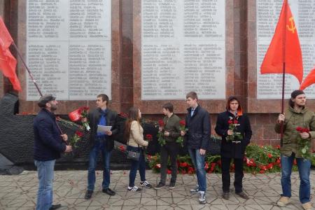 Свердловские коммунисты провели автопробег в честь 72-й годовщины Дня Победы!