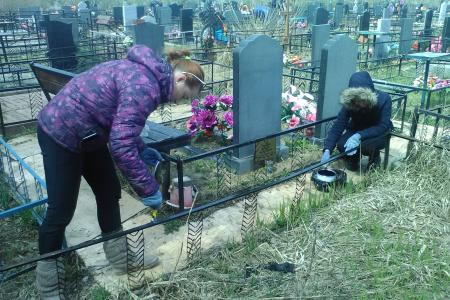 Ярославские комсомольцы привели в порядок могилы ветеранов
