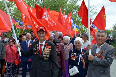 Коммунисты Калмыкии возложили цветы к Вечному огню