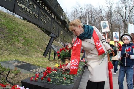 Новгородские коммунисты приняли участие в шествии «Бессмертный полк»