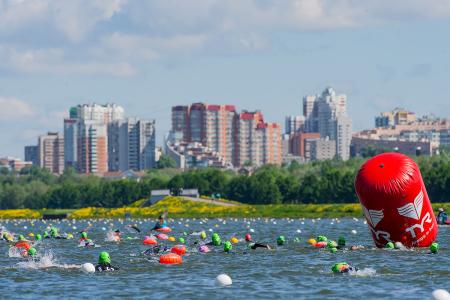 Москва. Заплыв на открытой воде спортклуба КПРФ собрал почти 1000 участников