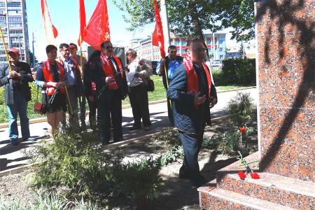 В Курске коммунисты возложили цветы к памятнику Карлу Марксу