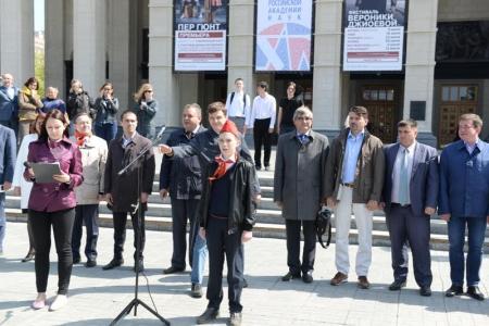 «Ярче гори, наш галстук пионерский!»: 450 новосибирских школьников вступили в ряды пионеров