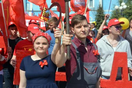 Комсомольцы Белгородской области устроили театрализованную первомайскую демонстрацию, ярко пройдя по центру города