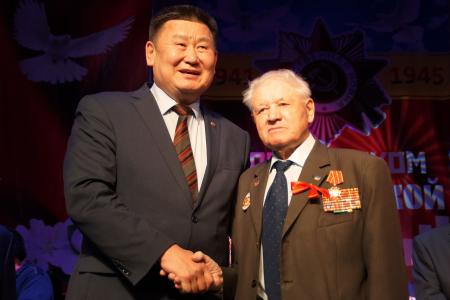 Золотое сердце Бурятии — 2017. Лидер коммунистов республики Вячеслав Мархаев приветствовал участников юбилейного концерта