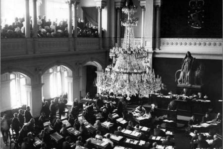 Проект KPRF.RU "Хроника революции". 16 мая 1917 года: Продолжаются переговоры особой комиссии Петроградского Совета с Временным правительством, М.И. Терещенко обратился с нотой к союзным государствам