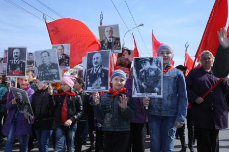 Омские коммунисты праздничным шествием отметили День Победы