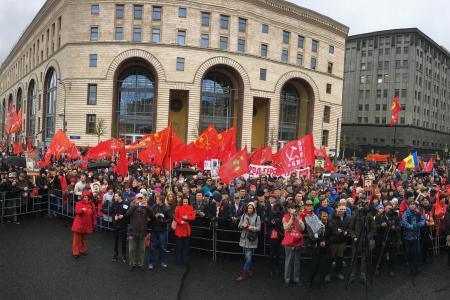 В Москве идёт шествие и митинг КПРФ в честь Дня победы