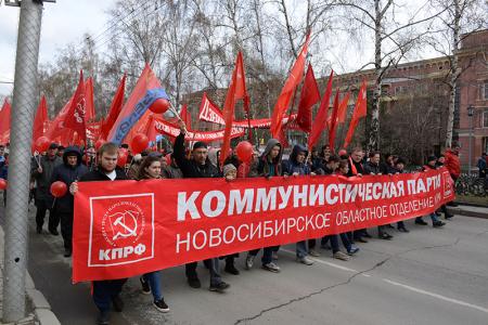 «Красные в городе»: Первомайская колонна прошла по центру Новосибирска