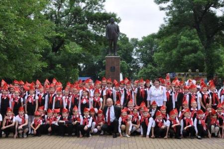 Краснодарский край. В Белореченске ряды юных пионеров пополнили ровно сто девчонок и мальчишек