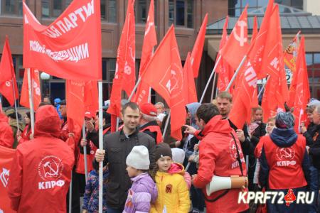Тюменское областное отделение КПРФ приняло участие в параде Победы