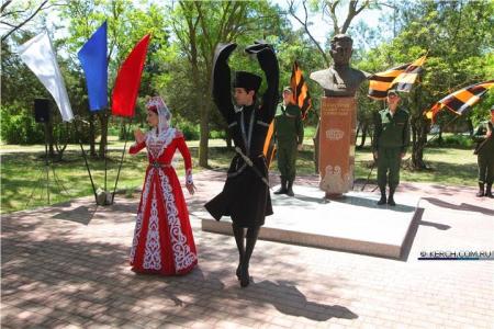 Казбек Тайсаев принял участие в открытии бюста Герою Советского Союза Хаджи-Умару Джиоровичу Мамсурову в Крыму