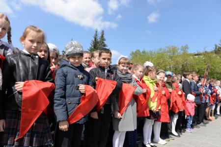 «Ярче гори, наш галстук пионерский!»: 450 новосибирских школьников вступили в ряды пионеров