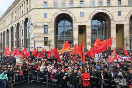 В Москве идёт шествие и митинг КПРФ в честь Дня победы
