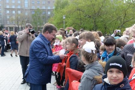 «Ярче гори, наш галстук пионерский!»: 450 новосибирских школьников вступили в ряды пионеров