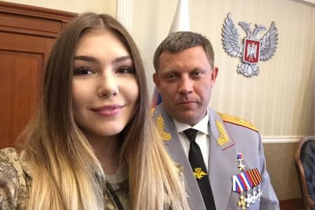 Глава ДНР Александр Захарченко наградил комсомолку Марьяну Наумову орденом "За заслуги перед республикой"