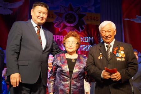 Золотое сердце Бурятии — 2017. Лидер коммунистов республики Вячеслав Мархаев приветствовал участников юбилейного концерта
