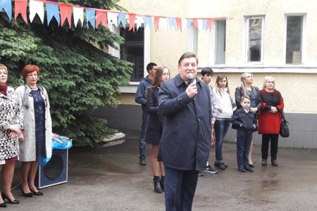 Лидер коммунистов Ставрополья Виктор Гончаров выступил на последнем звонке в Центре образования