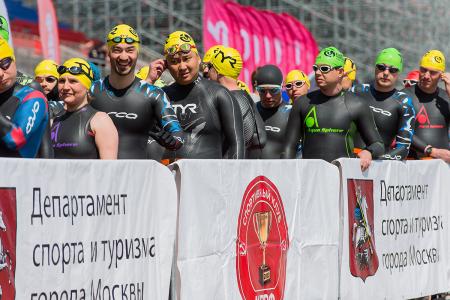 Москва. Заплыв на открытой воде спортклуба КПРФ собрал почти 1000 участников