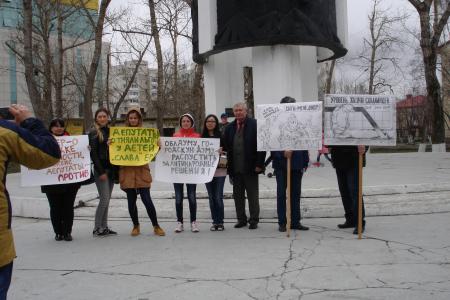 Жители Южно-Сахалинска потребовали вернуть прямые выборы мэров, отмененные выплаты на детей и прекратить вырубку деревьев