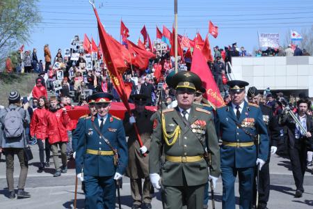 Омские коммунисты праздничным шествием отметили День Победы