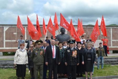 В канун Дня Победы во Владикавказе на Мемориале Славы прошла церемония возложения цветов и венков