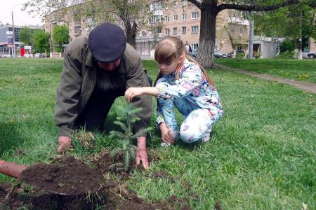 В Оренбурге бессмертный полк выстраивается на аллее
