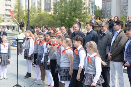«Ярче гори, наш галстук пионерский!»: 450 новосибирских школьников вступили в ряды пионеров