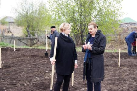 Томская область. Депутат-коммунист Наталья Барышникова приняла участие в закладке фруктового сада при школе-интернате