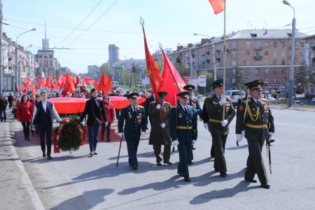 Омские коммунисты праздничным шествием отметили День Победы