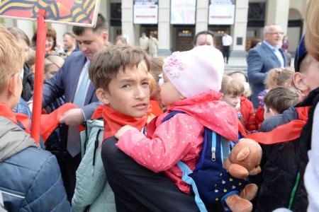 «Ярче гори, наш галстук пионерский!»: 450 новосибирских школьников вступили в ряды пионеров
