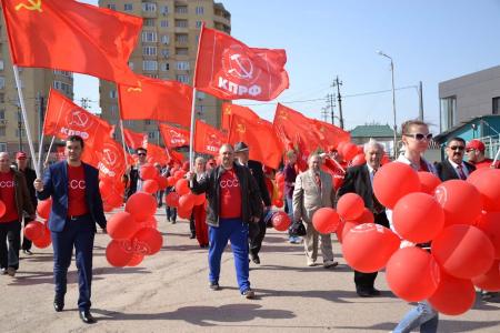 Астраханские коммунисты приняли участие в первомайском митинге профсоюзов