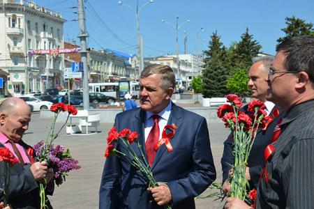 Ростовские коммунисты возложили цветы к памятнику Карлу Марксу в день его рождения