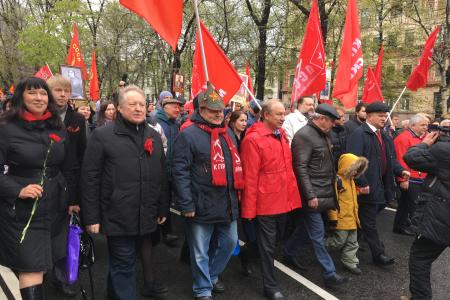 В Москве идёт шествие и митинг КПРФ в честь Дня победы