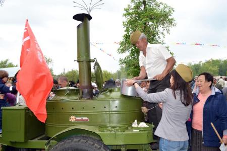 Коммунисты Калмыкии возложили цветы к Вечному огню