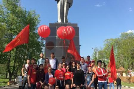 Комсомольцы Белгородской области устроили театрализованную первомайскую демонстрацию, ярко пройдя по центру города
