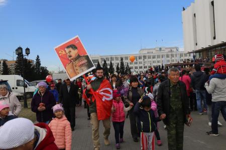 Тувинские коммунисты и комсомольцы в первых рядах «бессмертного полка»