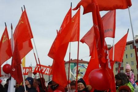 На Ямале коммунисты приняли участие в городских праздничных акциях