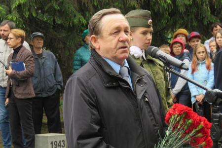 Мэр-коммунист Новосибирска Анатолий Локоть принял участие в открытии арки памяти детей-узников концлагерей